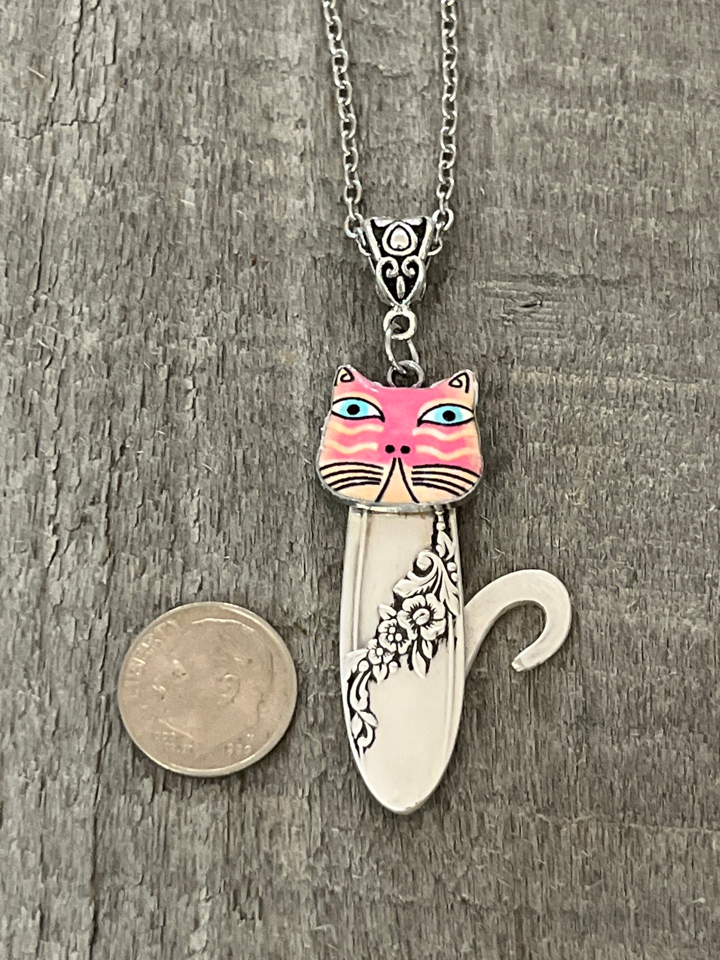 Cat Pendant - Pattern: Queen Bess II, Vintage 1946