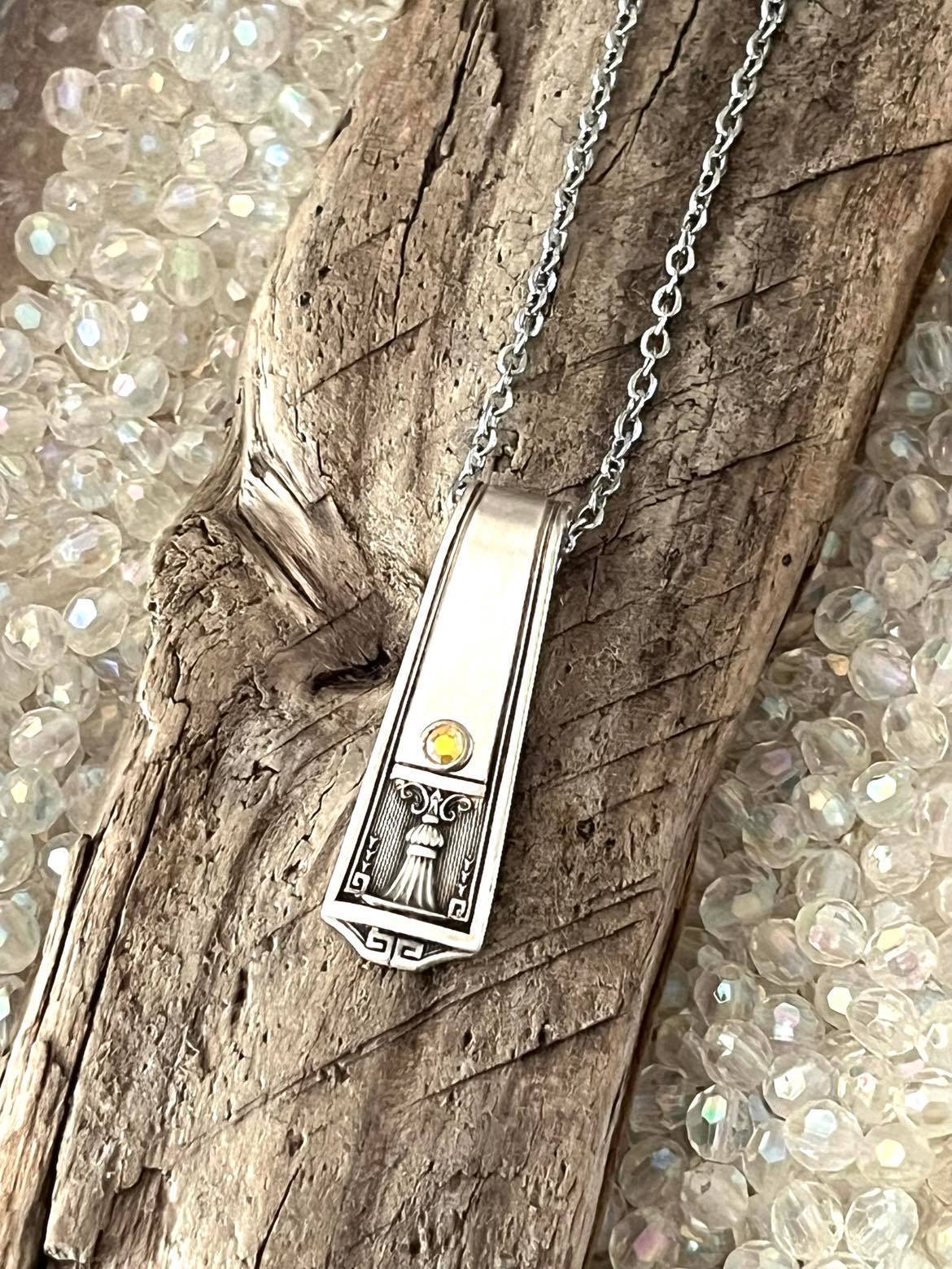 Pendant - Pattern: Century, Vintage 1923 with iridescent crystal rivet