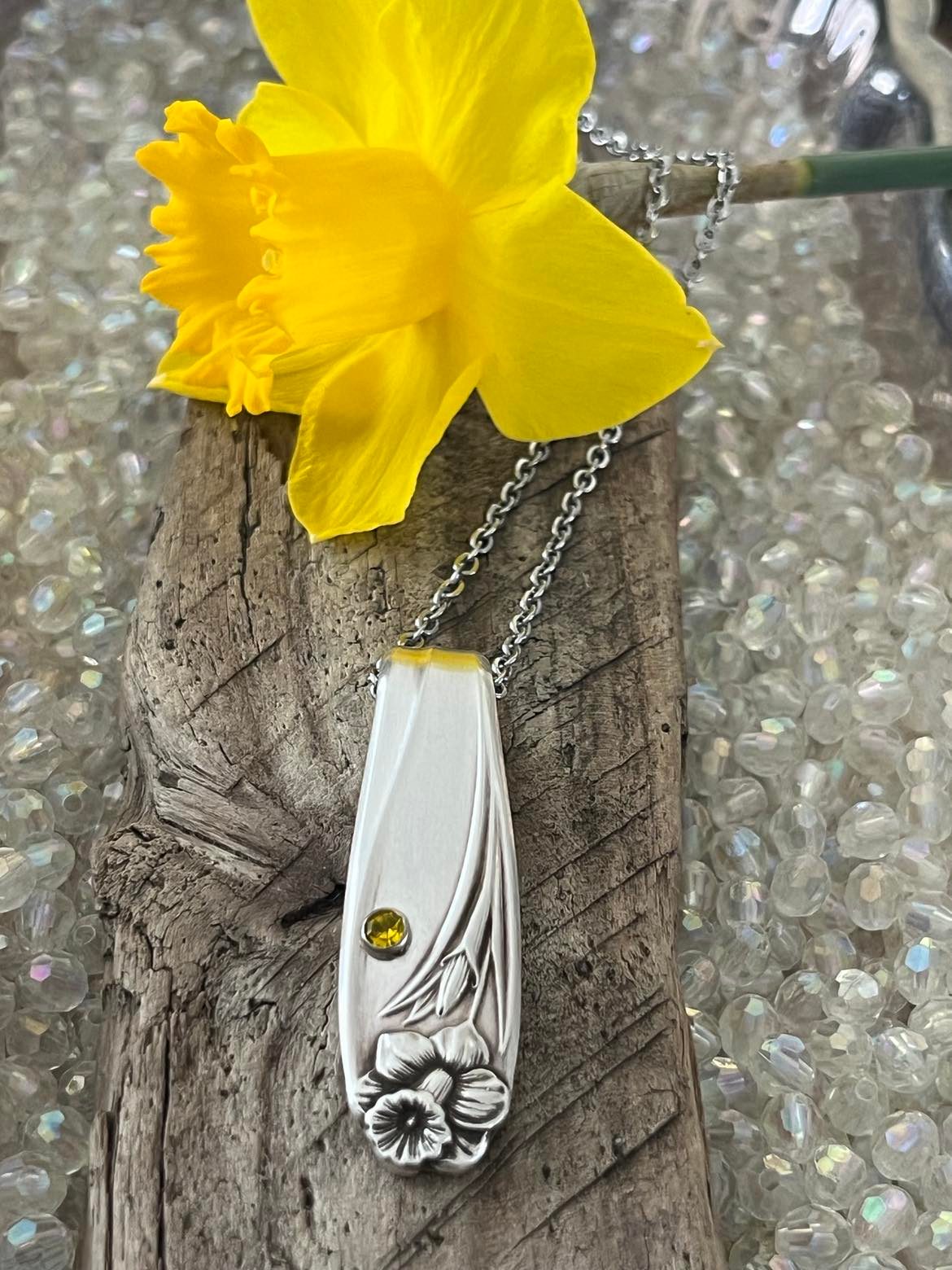 Pendant - Pattern: Daffodil, Vintage 1950 with yellow crystal rivet